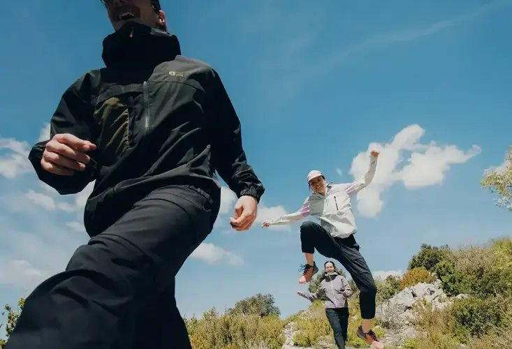 Plusieurs amis en train de faire du running sur un chemin de montagne