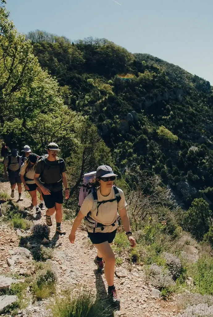 Couple en pleine randonnée