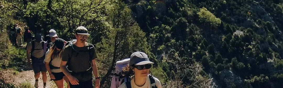 randonneuse sur un chemin escarpée