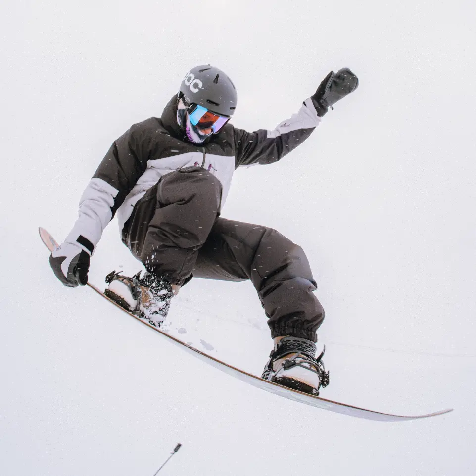 Surfeur dévalant une piste enneigé