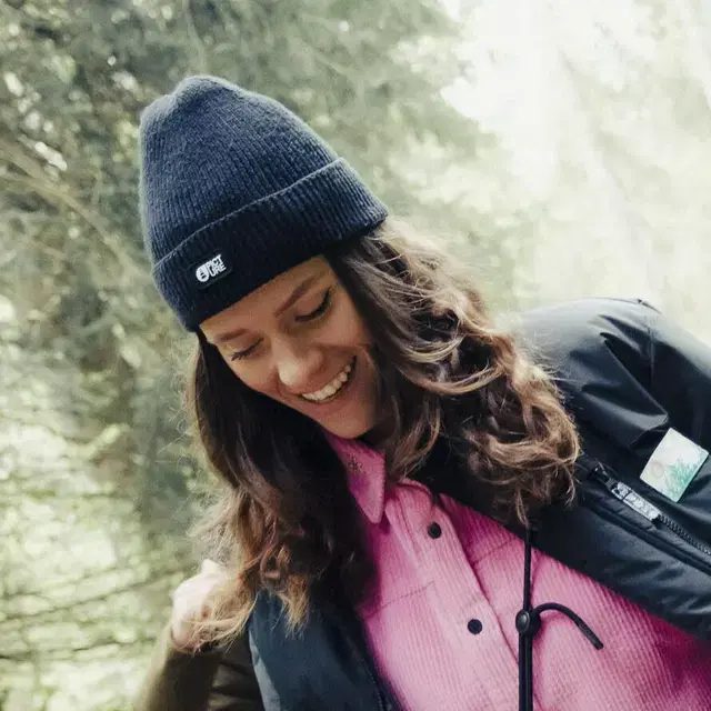 Jeune femme souriante en pleine nature