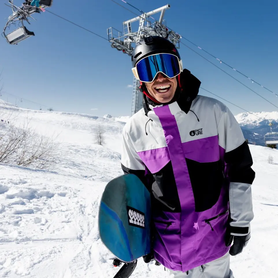 Skieur souriant sur une piste de ski