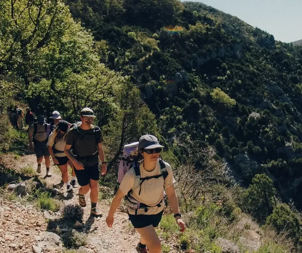Couple faisant une randonnée 