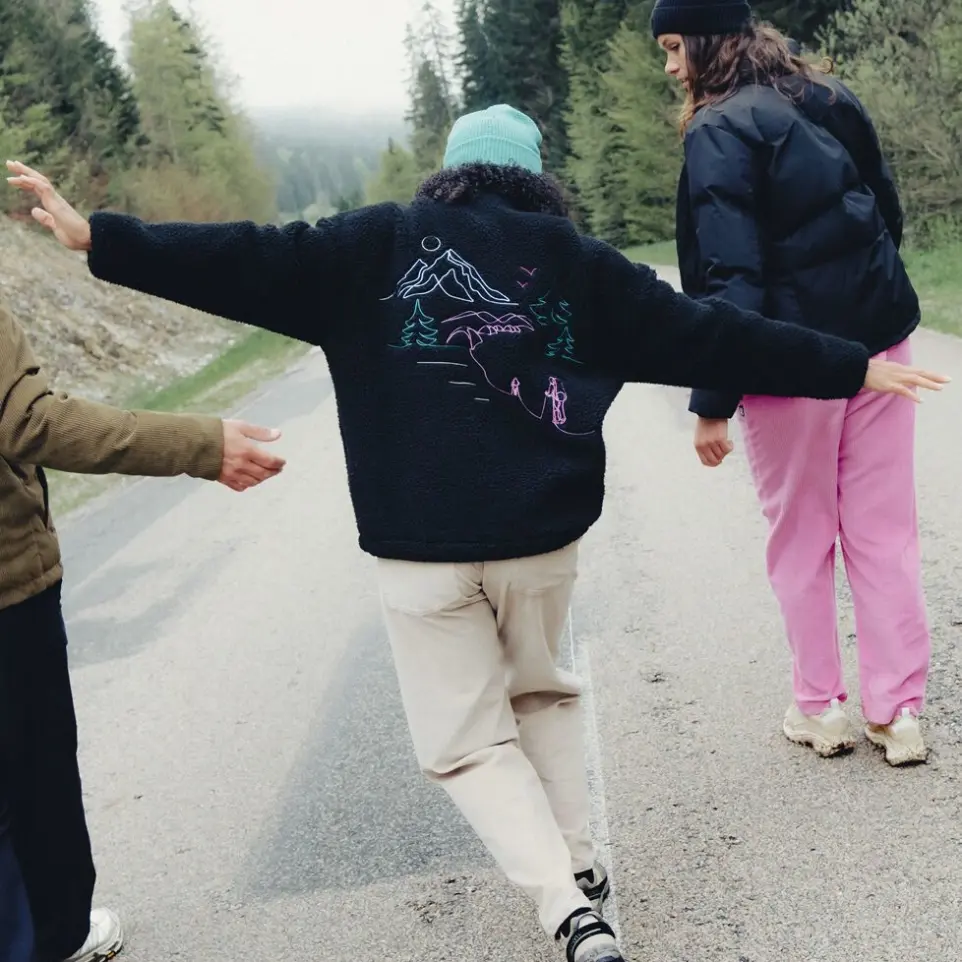 Plusieurs jeunes se promenant dans une rue, mode vestimentaire streetwear