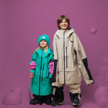 des enfants faisant du ski