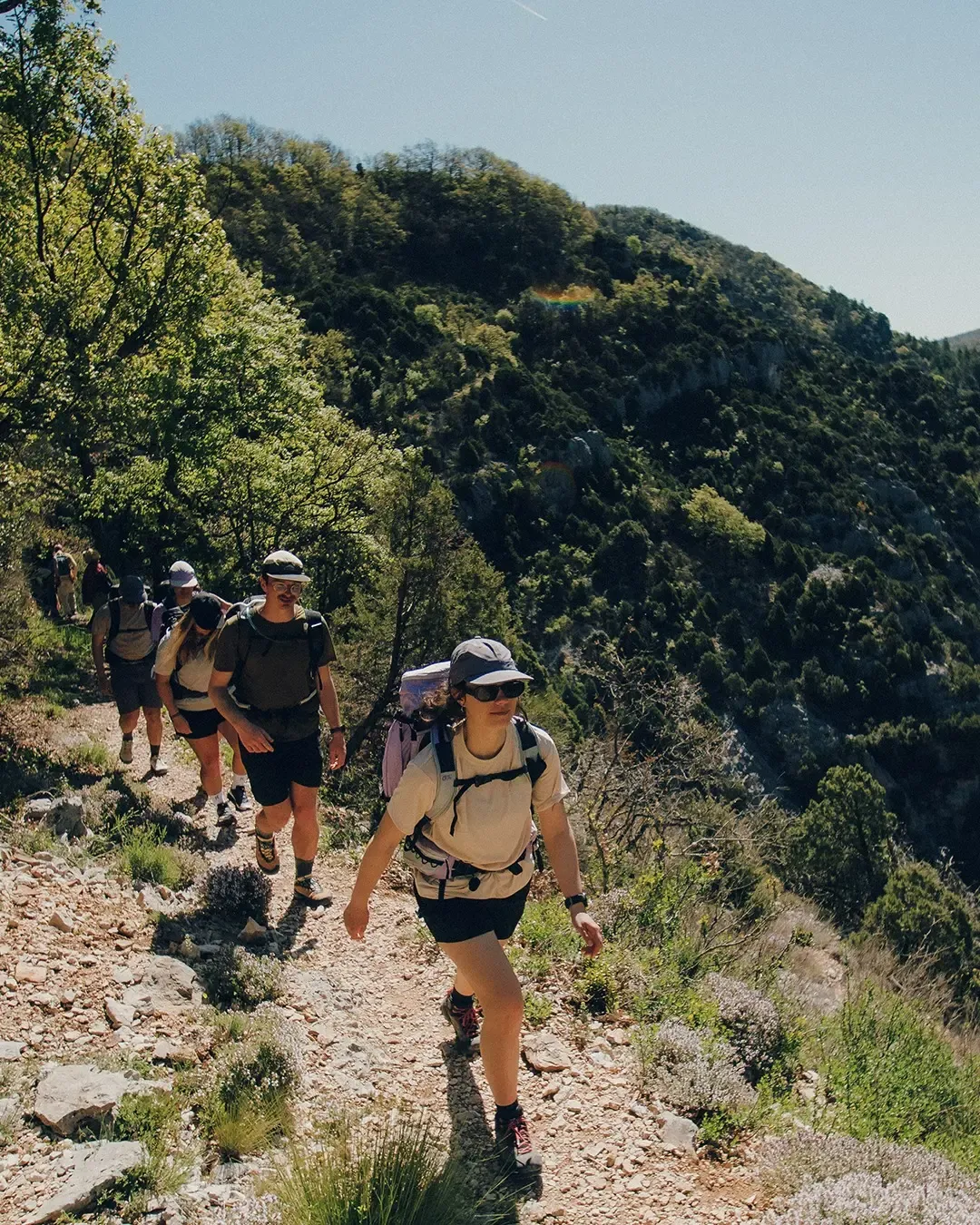 Deux personnes faisant de la randonnée sur un chemin montagneux
