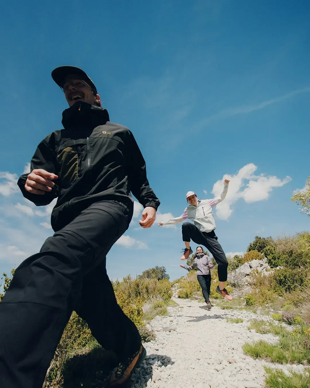 groupe d&#39;amis en train de courir sur un chemin montagneux