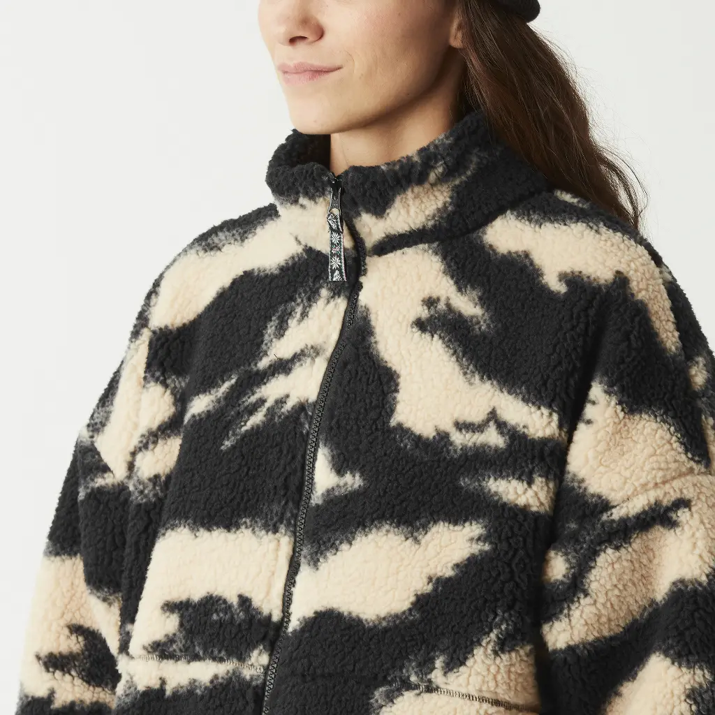 WSW0382_GYPSI-ZIP-FLEECE_SHADOW-PRINT_A_P_06.webp