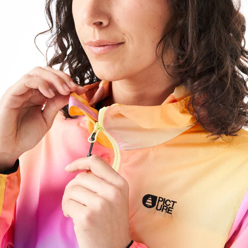 WVT0423_SCALE-W-PRINTED-JKT_GRADIENT-PRINT_A_P_06 1.webp