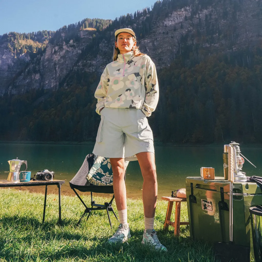 SWT0192_INARIA-W-1.4-PRD-FLEECE_SUMMIT-BOUQUET-PRINT_A + WSH0118_PARUMA-TECH-SHORT_CLOUDY-BLUE_A_01.webp