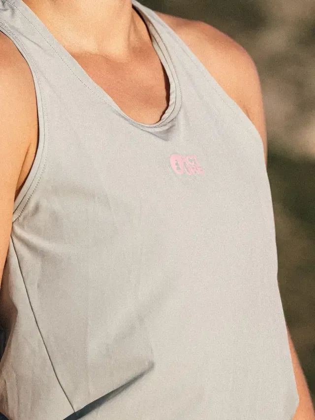 WTS0617_WOODAH-W-TECH-TANK_CLOUDY-BLUE_B_A + SB0286_TIBESTI-CAP_BLACK_A_A_01.webp