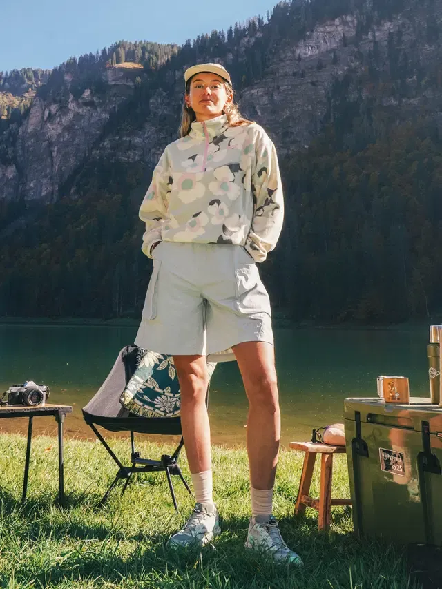 SWT0192_INARIA-W-1.4-PRD-FLEECE_SUMMIT-BOUQUET-PRINT_A + WSH0118_PARUMA-TECH-SHORT_CLOUDY-BLUE_A_01.webp