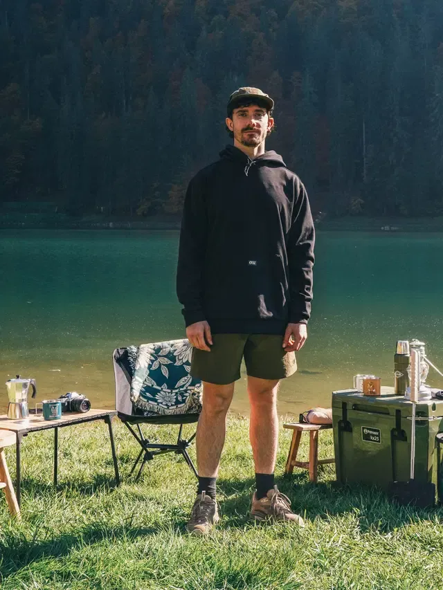 SMT0153_PLURIS-TECH-HOODIE_BLACK_A_A + MSH0126_LENU-STRETCH-SHORTS_TOBACCO_C_A_01.webp