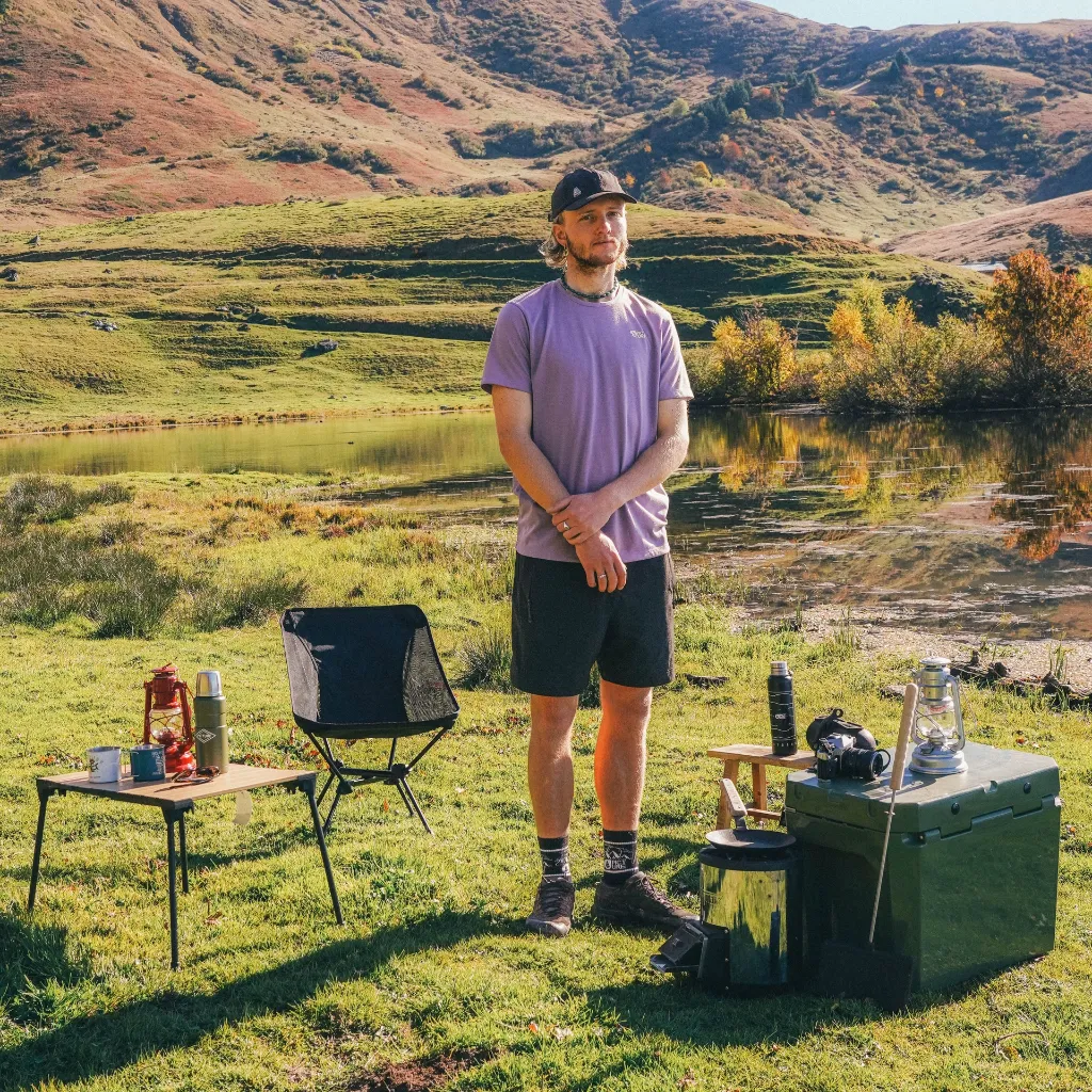 MTS1258_TIMONT-SS-URBAN-TECH-TEE_PURPLE-HAZE_L_A + MSH0123_SHOONER-STRETCH-SHORTS_BLACK_A_A_01.webp