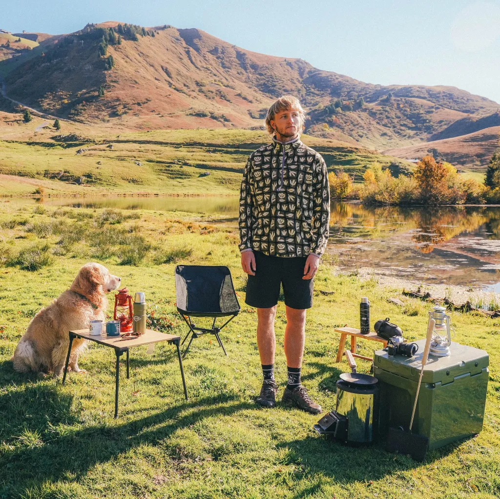 SMT0174_INARIA-M-1.4-PRD-FLEECE_CEDAR-LEAF-PRINT_A_A + MSH0123_SHOONER-STRETCH-SHORTS_BLACK_A_A_01.webp