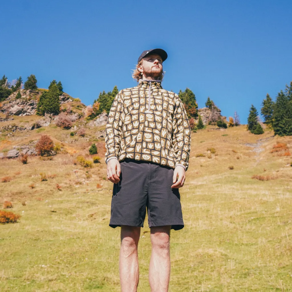 SMT0174_INARIA-M-1.4-PRD-FLEECE_CEDAR-LEAF-PRINT_A_A + MSH0123_SHOONER-STRETCH-SHORTS_BLACK_A_A_02.webp