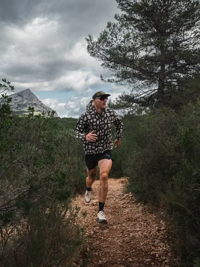 SMT0174_INARIA-M-1.4-PRD-FLEECE_CEDAR-LEAF-PRINT_A_A + MSH0124_WOODAH-STRETCH-SHORTS_TOBACCO_B_P_01.webp