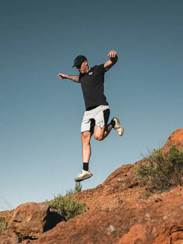 MTS1257_TRAVIS-TECH-TEE_BLACK_A_A + MSH0124_WOODAH-STRETCH-SHORTS_CLOUDY-BLUE_A_A_03.webp