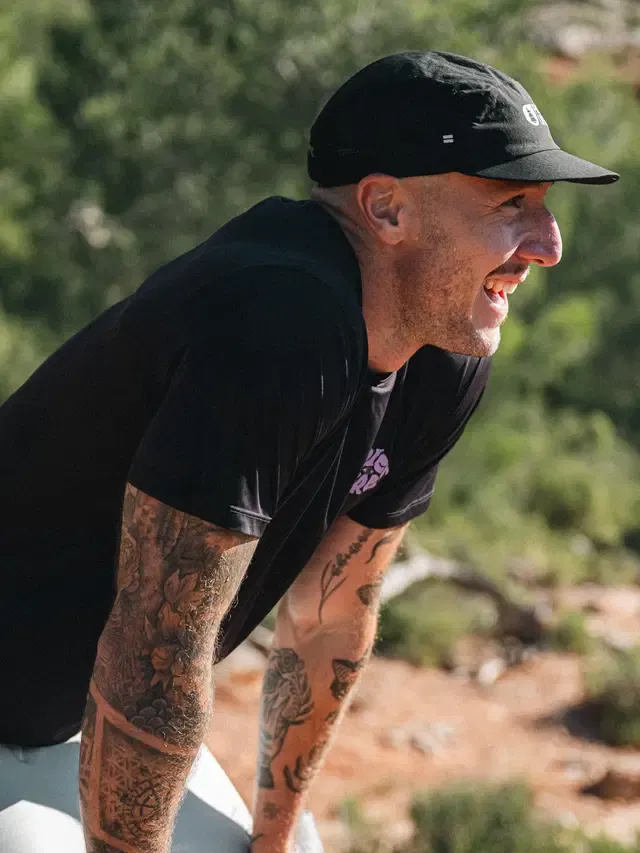 MTS1257_TRAVIS-TECH-TEE_BLACK_A_A + MSH0124_WOODAH-STRETCH-SHORTS_CLOUDY-BLUE_A_A_02.webp