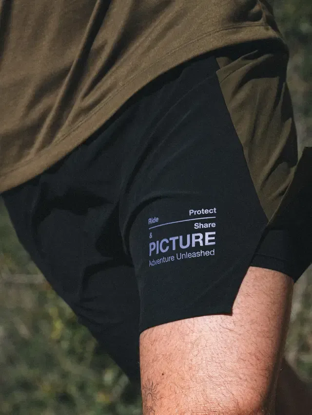 MSH0124_WOODAH-STRETCH-SHORTS_TOBACCO_B_A_01 (recadree).webp