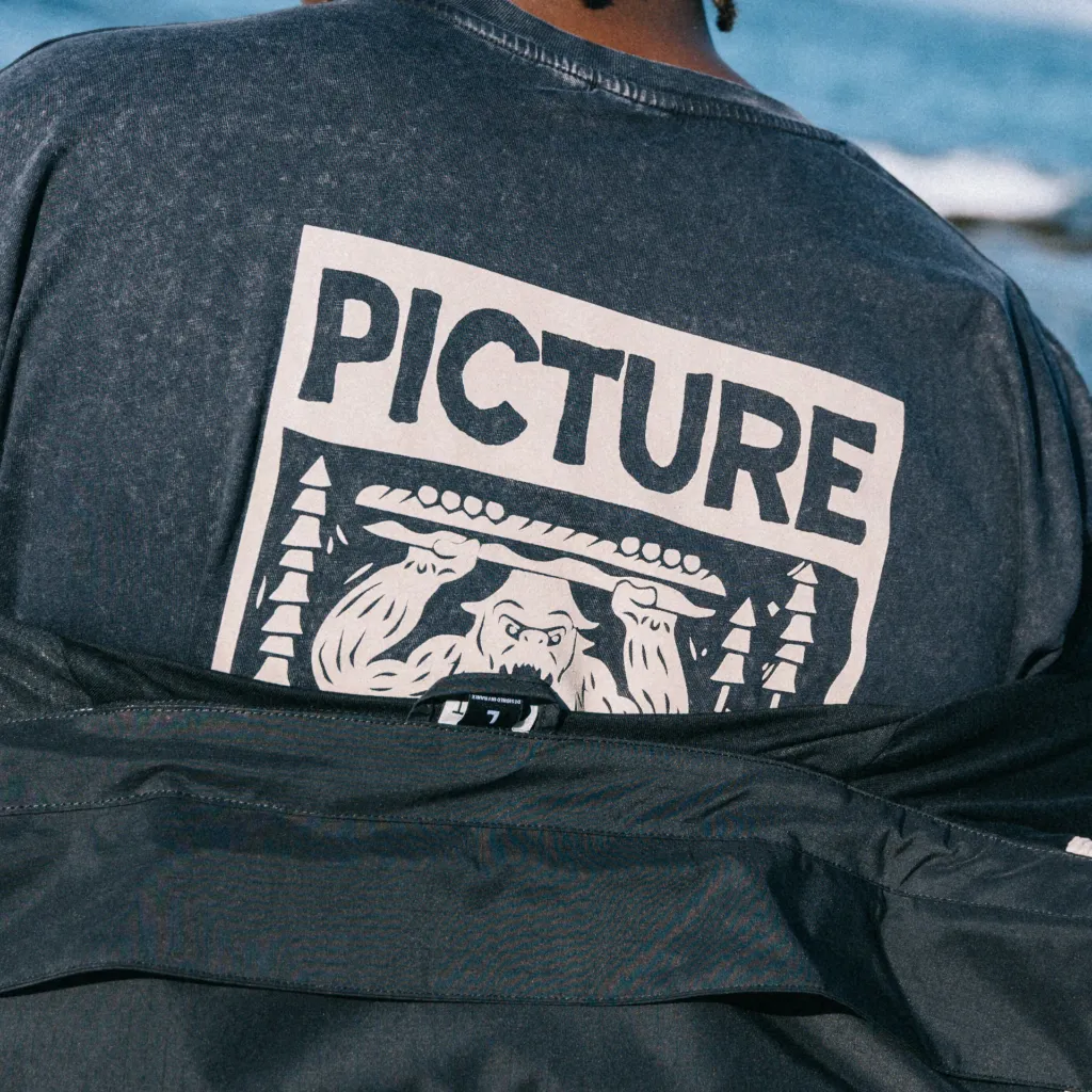 MTS1359_BIGFOOT-TEE_BLACK-WASHED_C_A_04 + SB0306_PERRI-CAP_SHITAKE_B_A_04(carré).webp