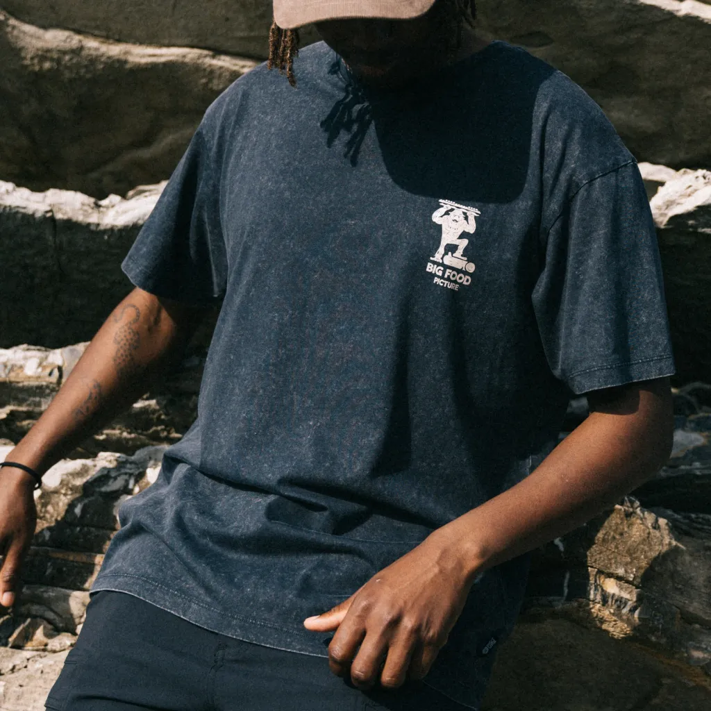 MTS1359_BIGFOOT-TEE_BLACK-WASHED_C_A_01 + SB0306_PERRI-CAP_SHITAKE_B_A_01(carré).webp