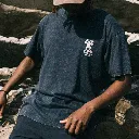 MTS1359_BIGFOOT-TEE_BLACK-WASHED_C_A_01 + SB0306_PERRI-CAP_SHITAKE_B_A_01(carré).webp