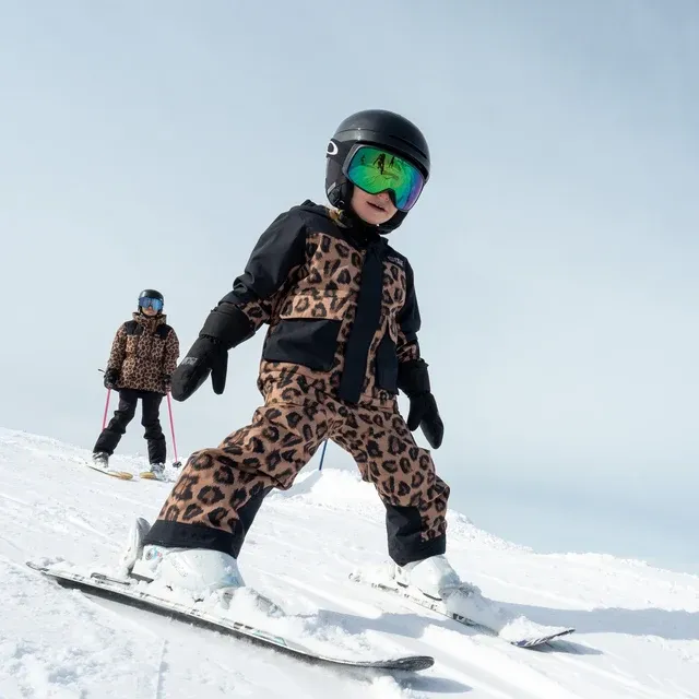 KVT0146_SNOWY-PRINTED-TODDLER-JKT_WILD-SPOT-PRINT_A_A_KPT0052_SNOWY-TODDLER-BIB-PANTS_WILD-SPOT-PRINT_C_A_04_Carre.webp